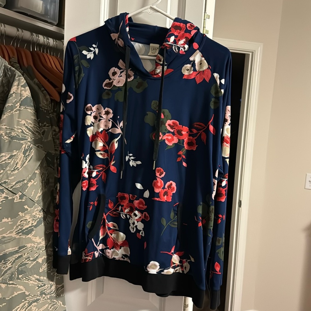 Hoodie women’s floral L-XL super soft boutique Lildy